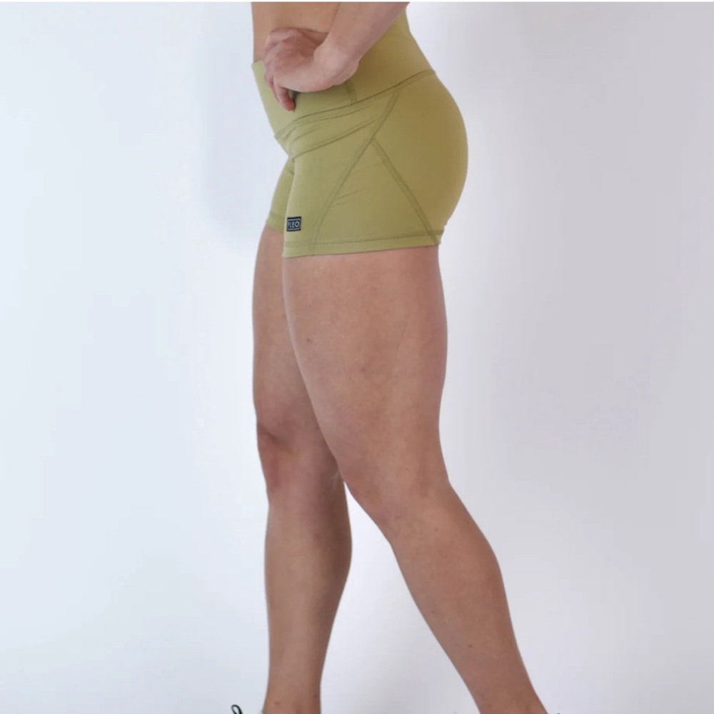 NWT- Fleo Apex Contour Short 3.25 mid rise in light willow